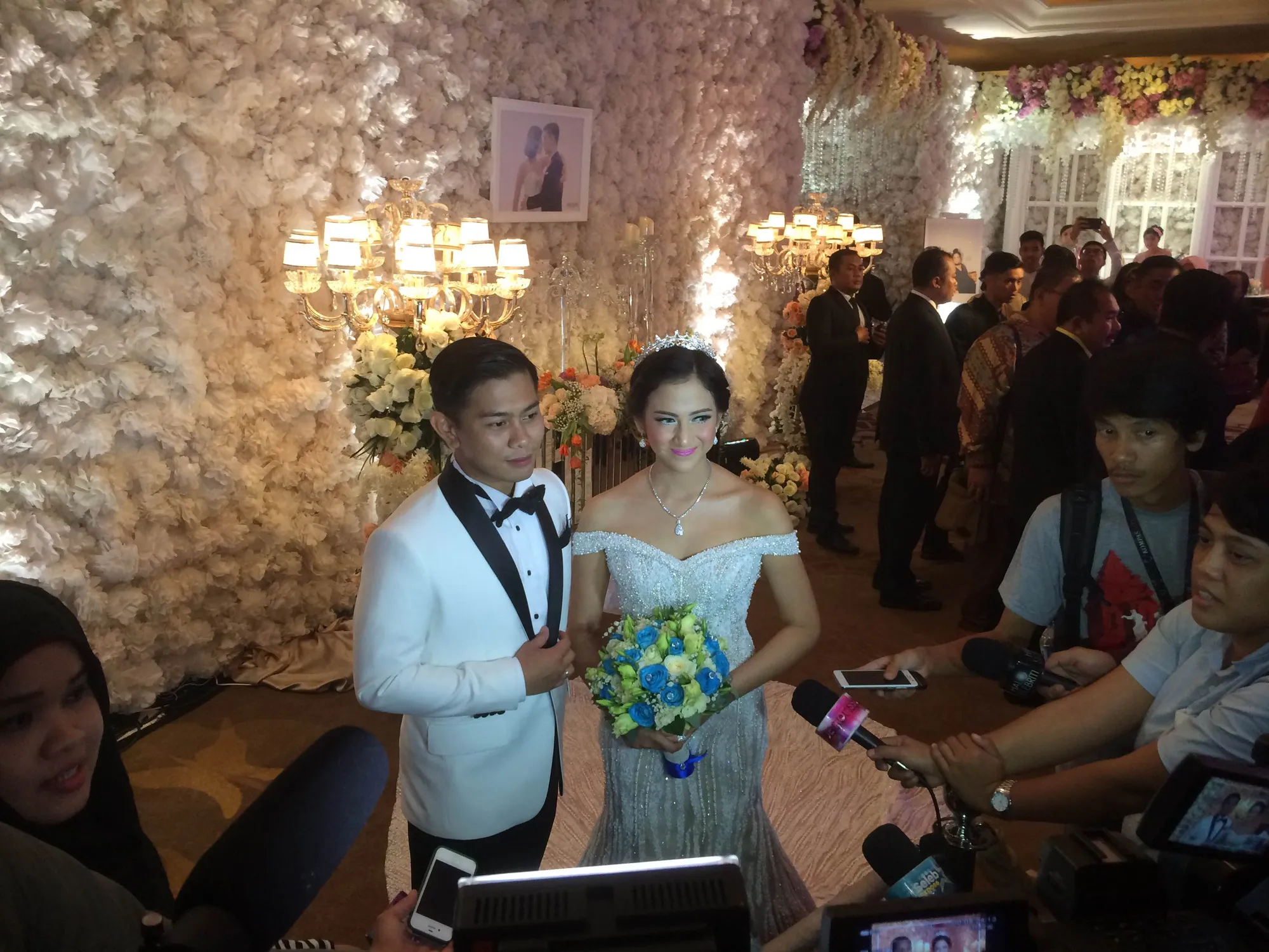 Nina Zatulini dan Chandra saat resepsi pernikahan © KapanLagi.com®/Abbas Aditya