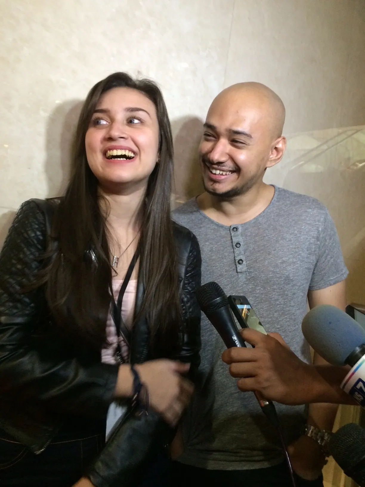 Husein bersenandung di telinga kekasihnya. ©KapanLagi.com®/Hendra Gunawan