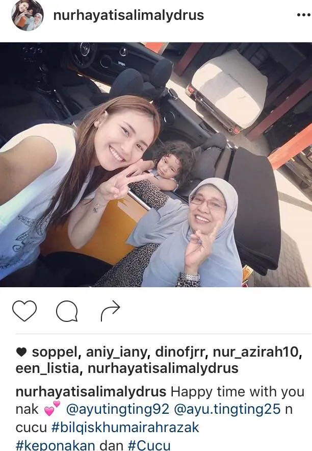 Ayu berpose dengan mobil mini cooper