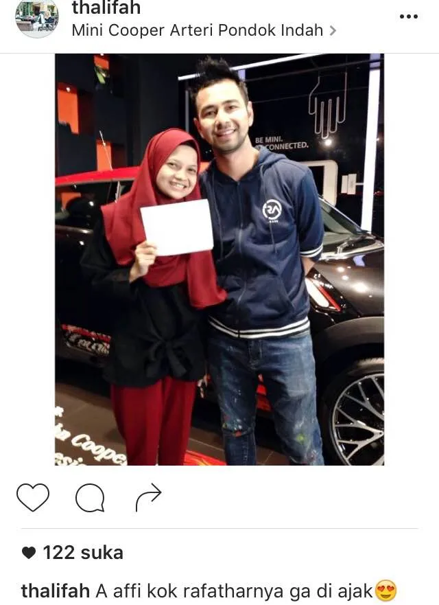 Raffi saat di dealer resmi mobil mini cooper