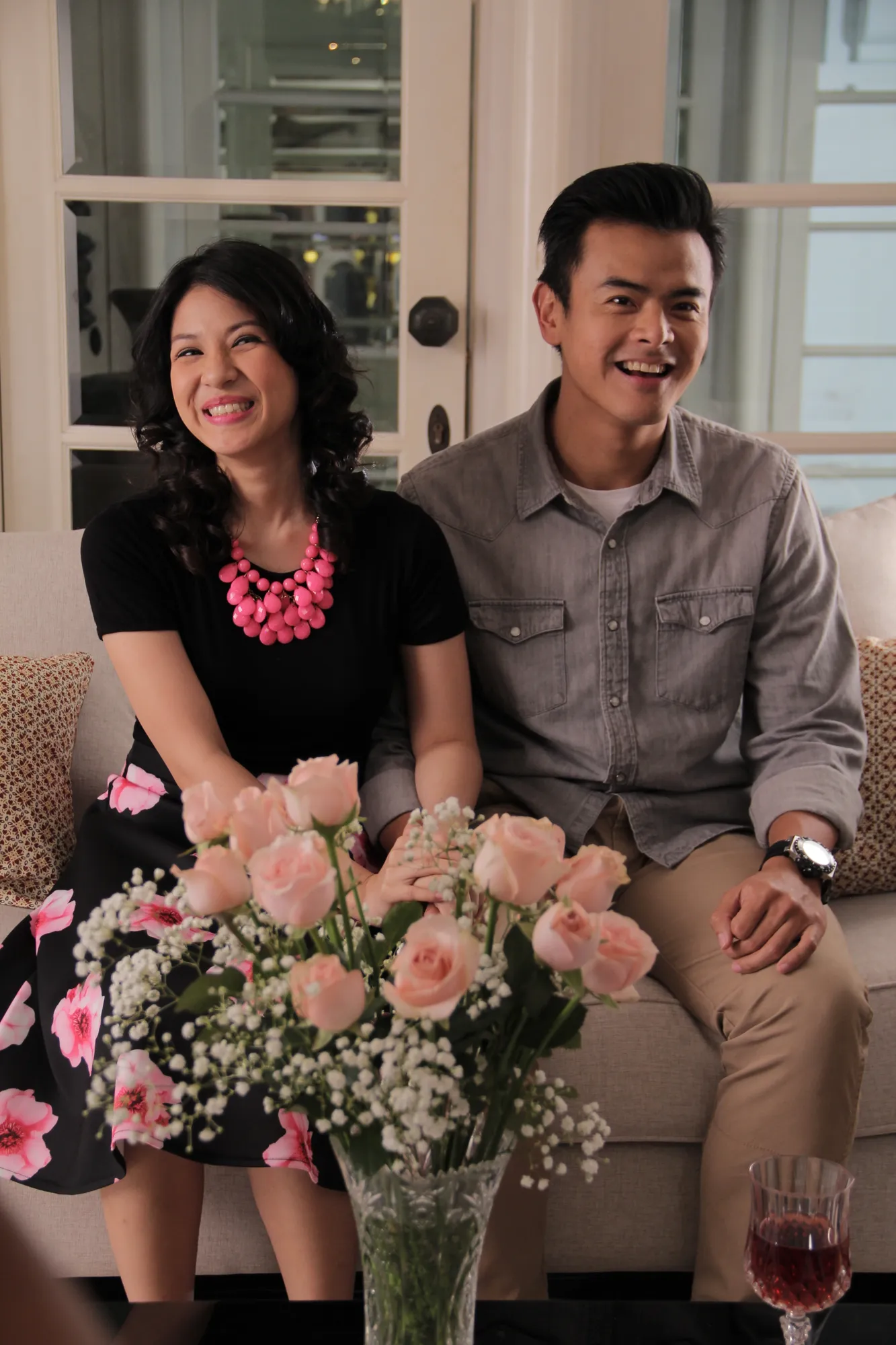 Di antara teman-temannya, Anin tak mengenakan hijab. (Dapur Film)