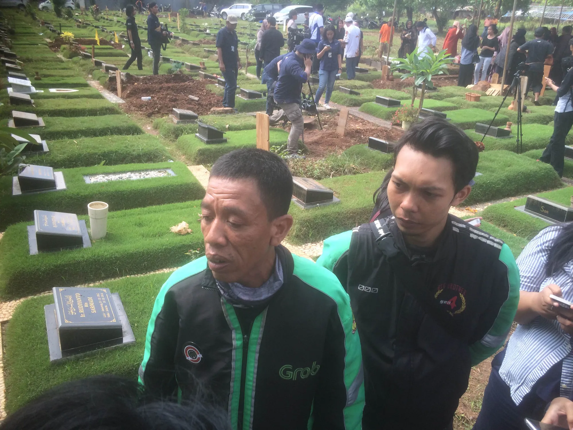 Tukang ojek online berdatangan ke pemakaman istri Tukul Arwana. ©KapanLagi.com/Adi Abbas Nugroho
