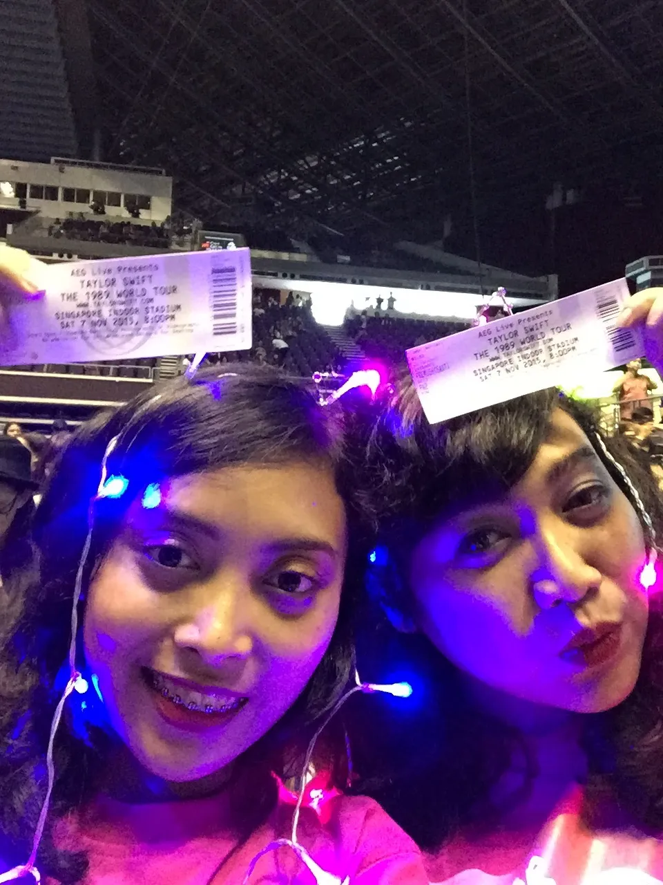 Tak mau kalah 'bersinar', Cornetto Lovers Indonesia juga memasang lampu LED di kaosnya ©JenRatih