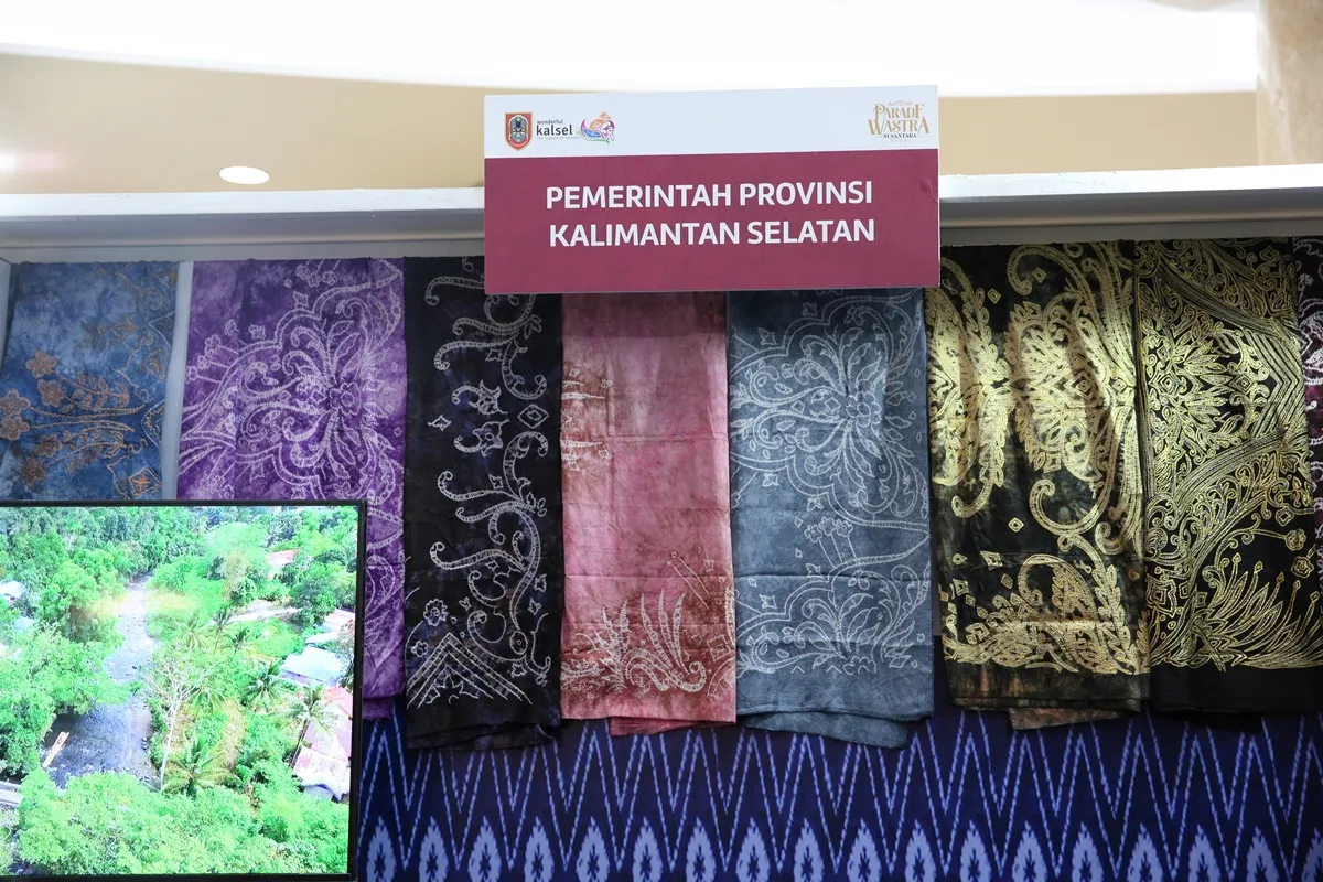 Sasirangan Products in the South Kalimantan Provincial MSME Booth at the Nusantara Textile Parade. (c) Adrian Putra/Fimela