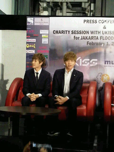 Kevin dan Soohyun U-KISS menghadiri pelelangan barang © @kpopzoneID | KMI + Ve