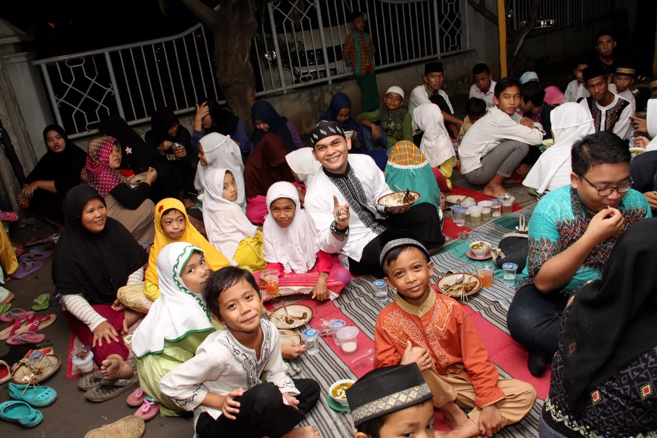 Mbah Mijan buka bersama dengan anak yatim © KapanLagi.com®/Hendra Gunawan
