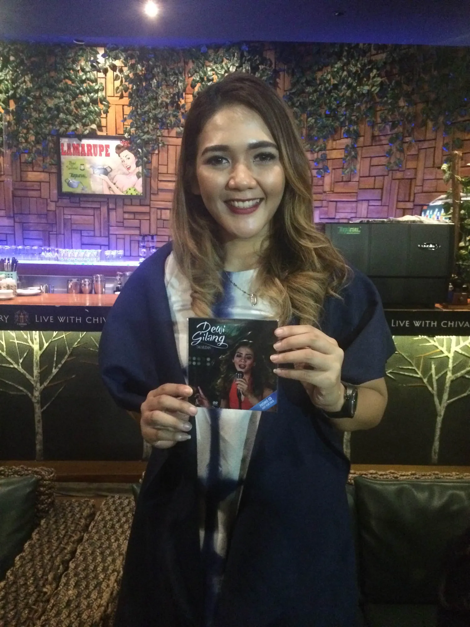 Menyanyikan lagu ciptaan Puput Melati, finalis Puteri Indonesia 2015 terjun ke dunia musik. ©KapanLagi.com/Adi Abbas Nugroho