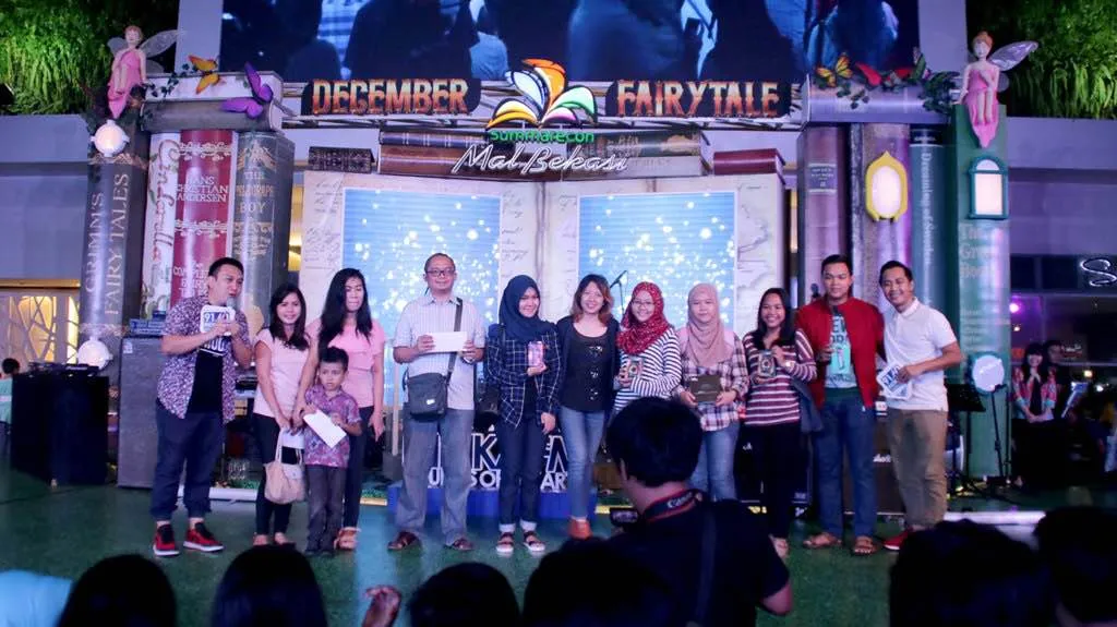 Seperti ini serunya acara bagi-bagi hadiah yang dipandu Augie © Dok. Pribadi (INDIKA 91.60 FM)