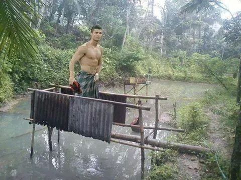  Foto Pake Sarung Cristiano Ronaldo Berak di Sungai 