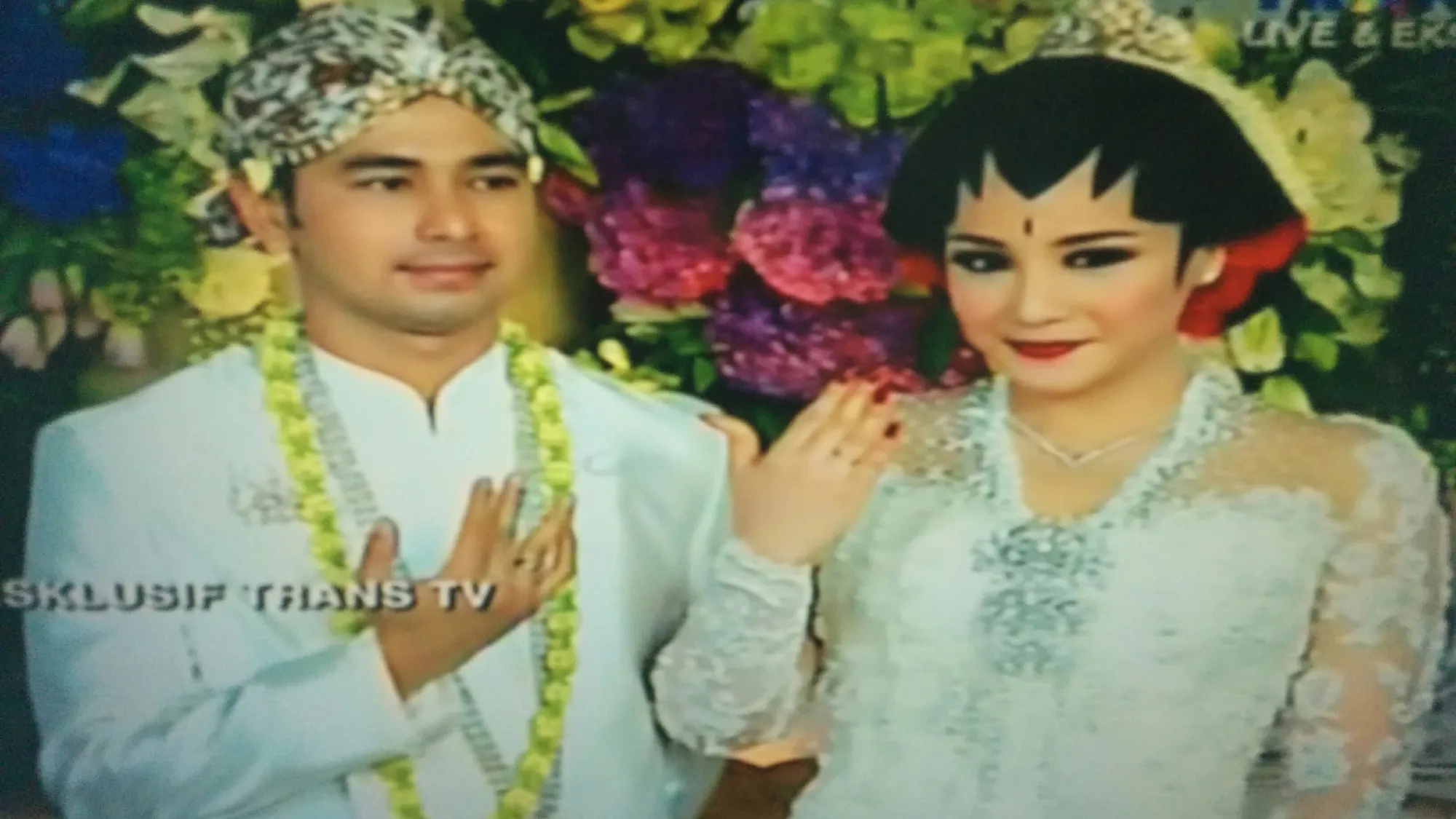 Sudah resmi. Raffi - Gigi pamer cincin foto by TRANS TV