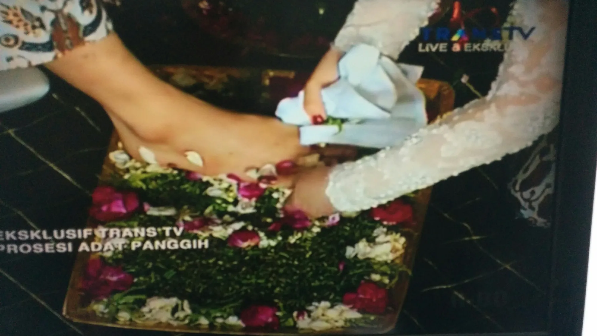 Mesranya nagita saat membasuh kaki Raffi. @TransTV