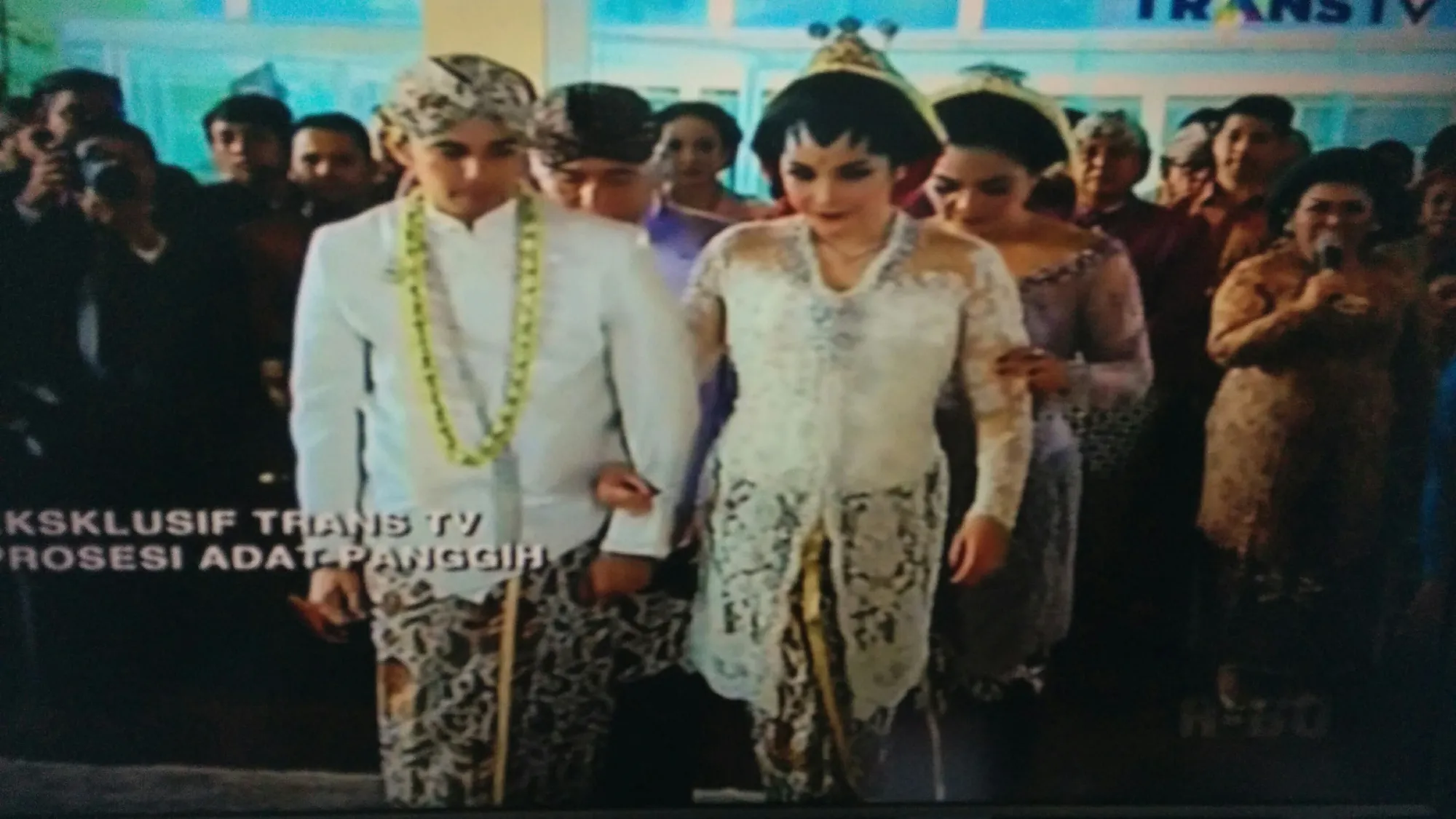 Bergandengan untuk kali pertama sebagai suami istri foto by TRANS TV
