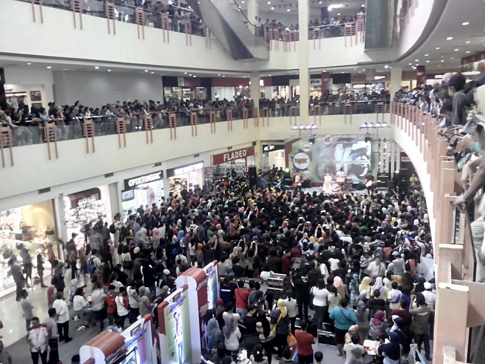 Ribuan penonton yang dibuat galau oleh Raisa. ©KapanLagi.com®