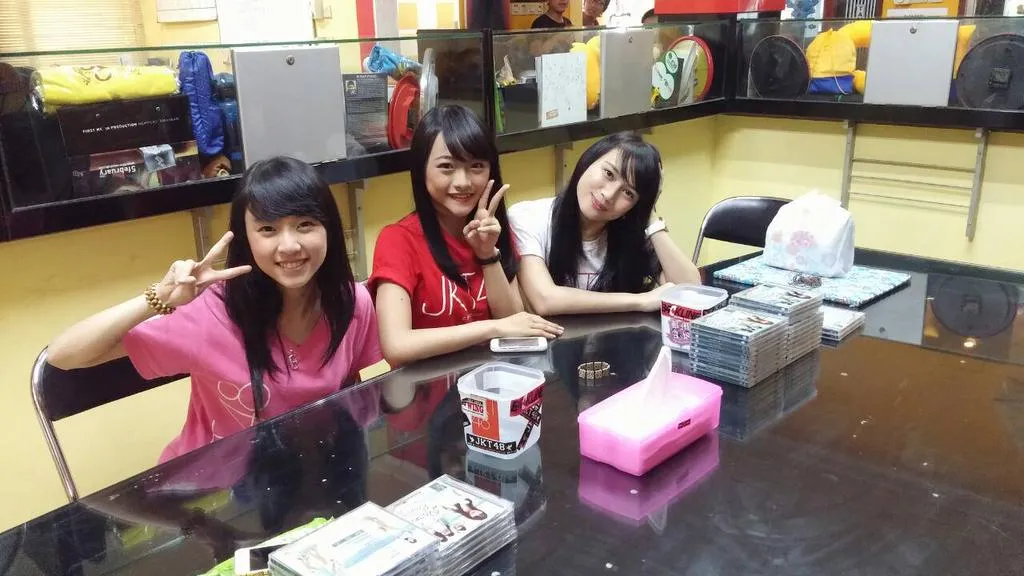 Melody, Rona, Elaine JKT48 saat direct selling single ke-9 di Elfara FM, Malang/©JKT48 Official Twitter