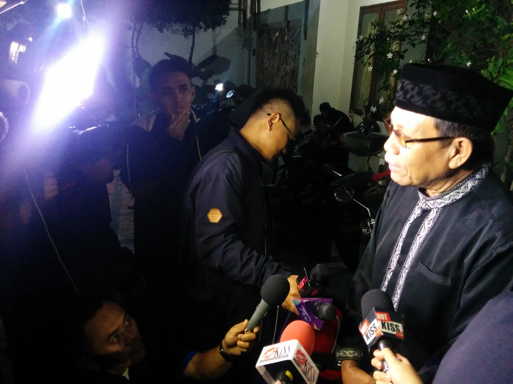 Tarsan saat berada di rumah duka © KapanLagi.com®/Adhib Mujaddid