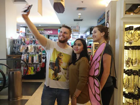 Sepasang bule mengajak selfie peri bersayap. 