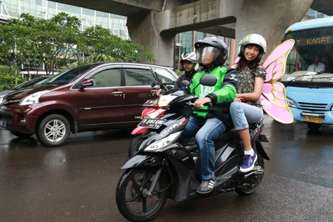 Bidadari naik GoJek yang bikin heboh Jakarta. 