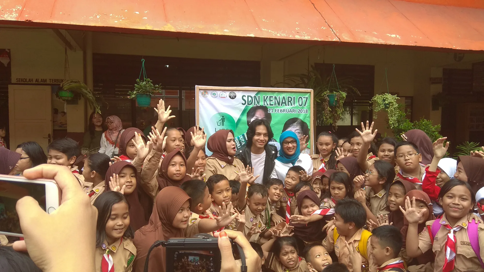 Lihat Sampah, Buang! / Credit: KapanLagi - Helmi Romadhon