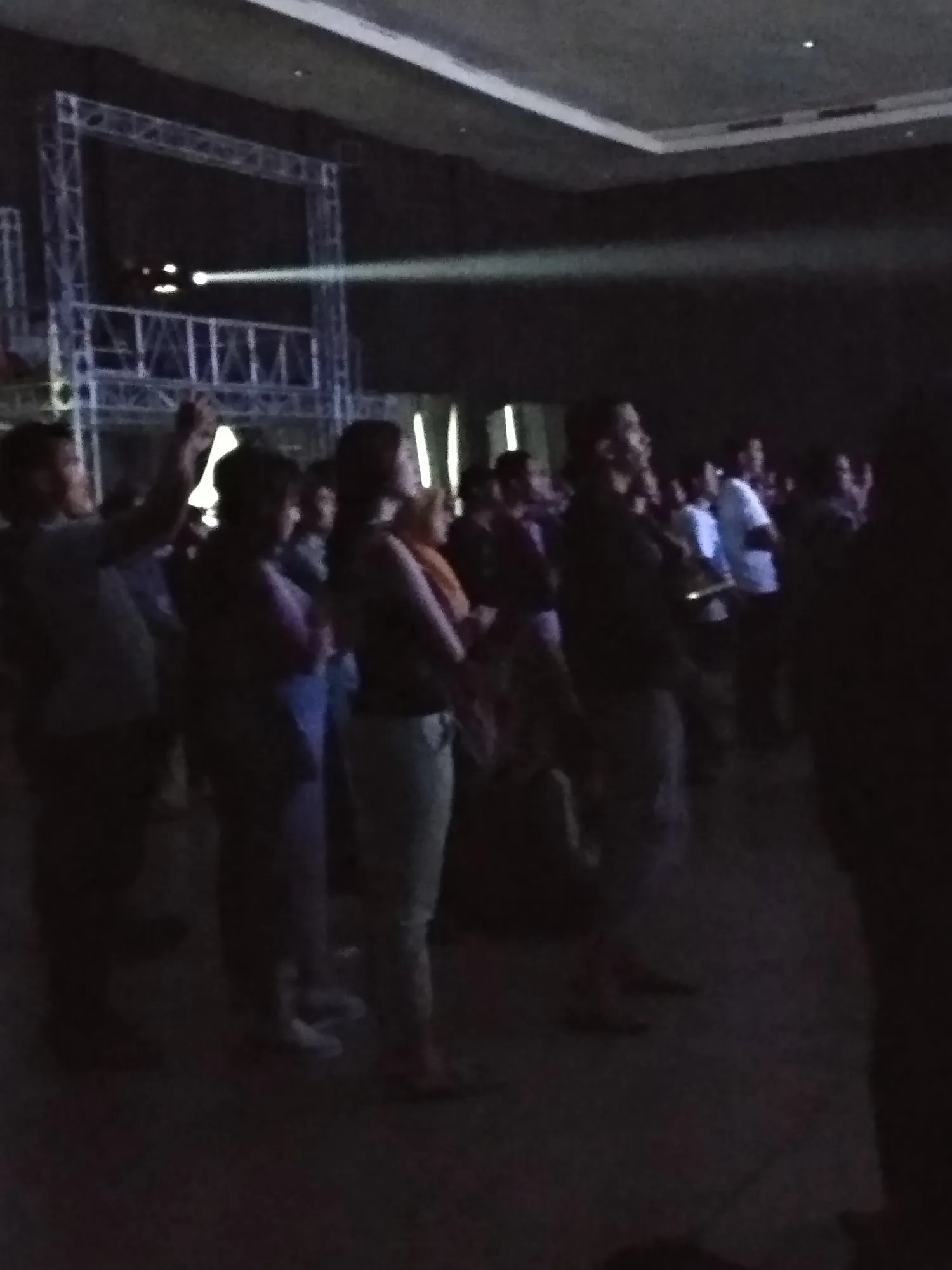 Aura Kasih nonton konser sang mantan / Credit: KapanLagi - Mathias Purwanto