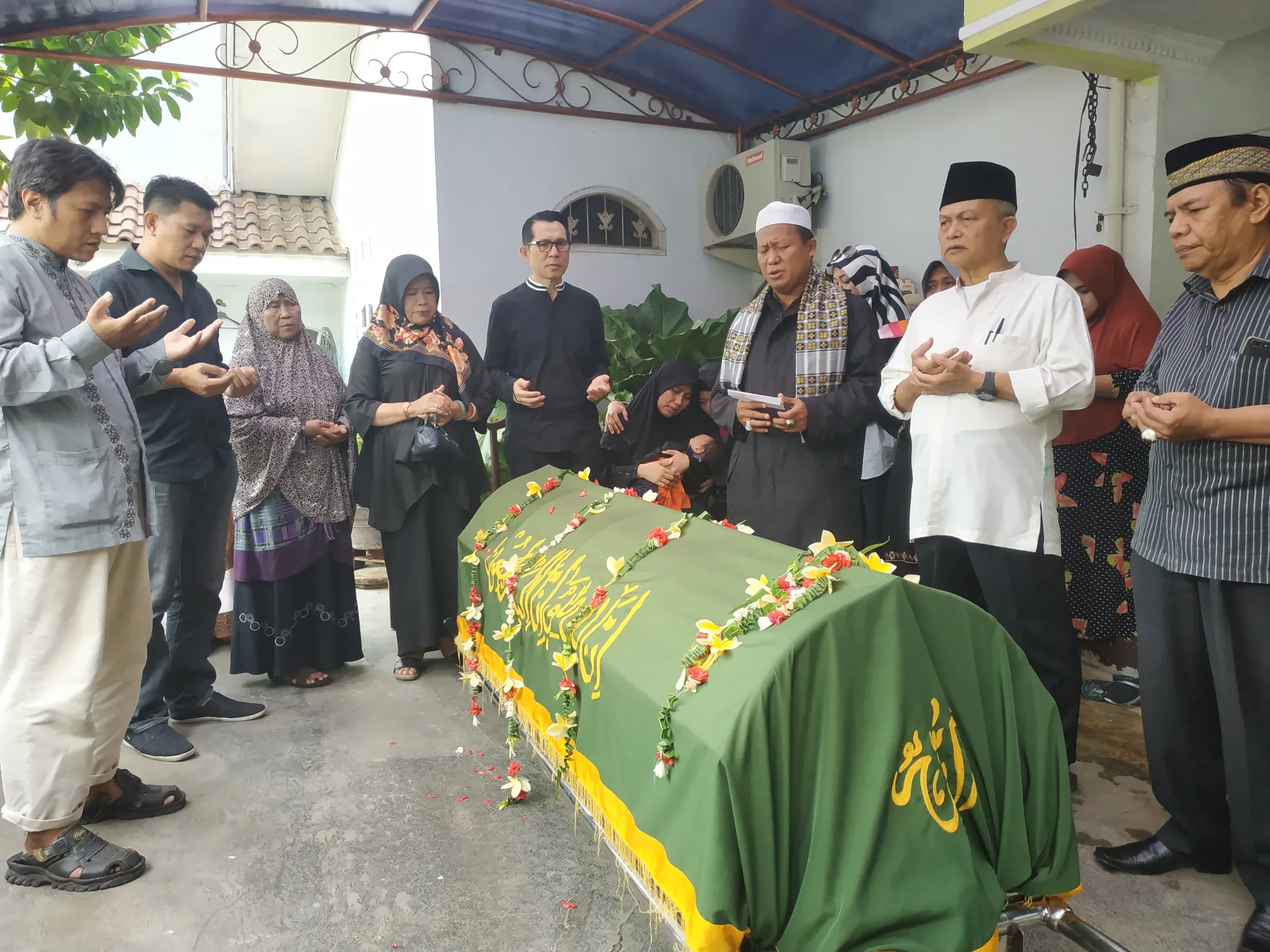 Tamu tak berhenti datang ke rumah duka © KapanLagi.com®/Fikri Alfi Rosyadi