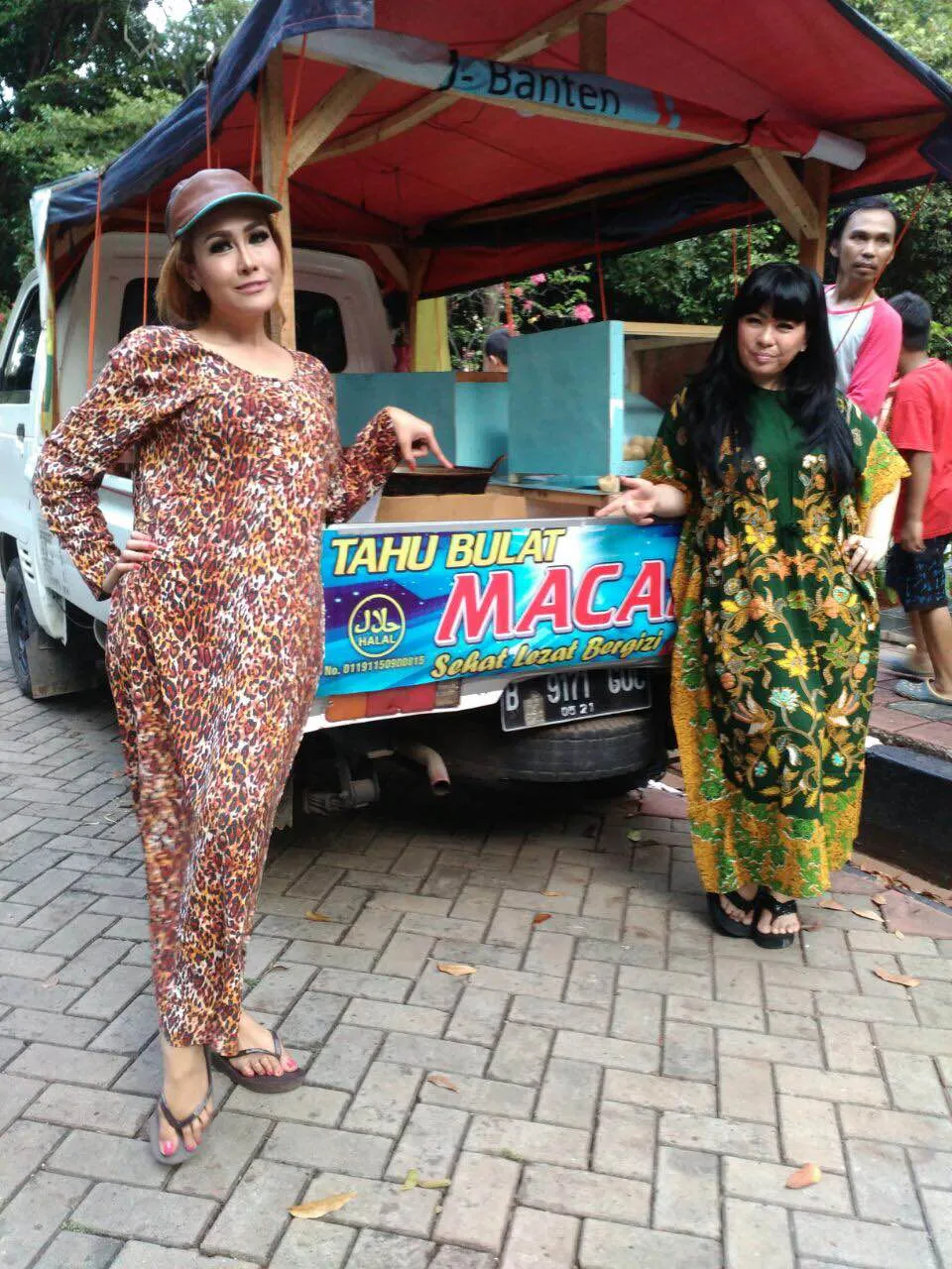 Syuting klip, Ratu Meta jadi penjual tahu bulat © KapanLagi.com/Abbas Aditya