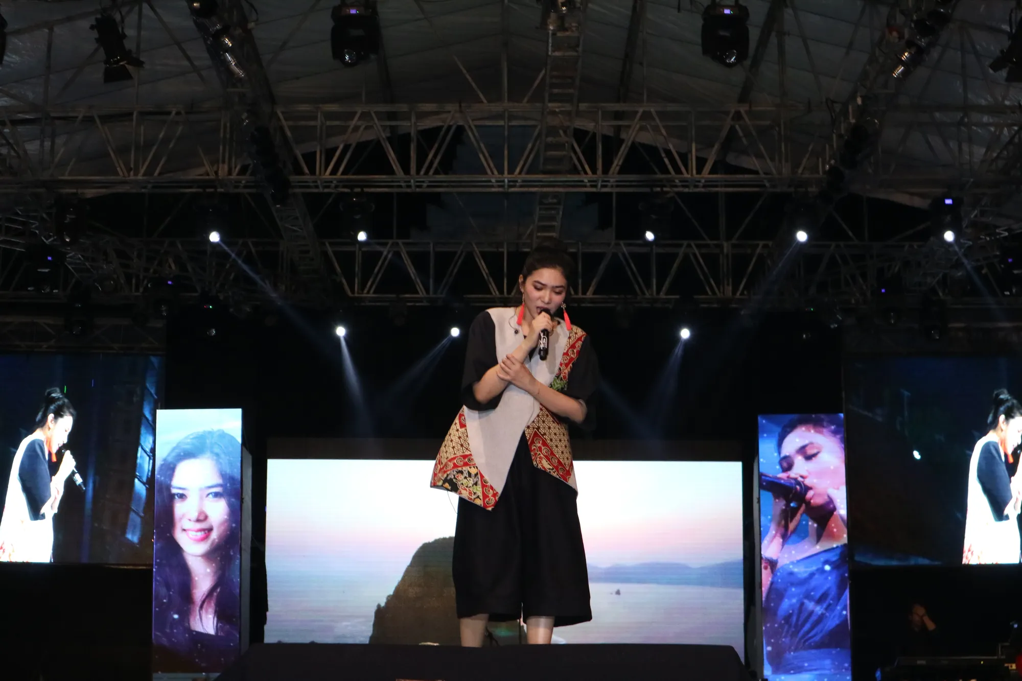 Isyana menghibur para pengunjung di BBF © KapanLagi.com®/Agista Rully