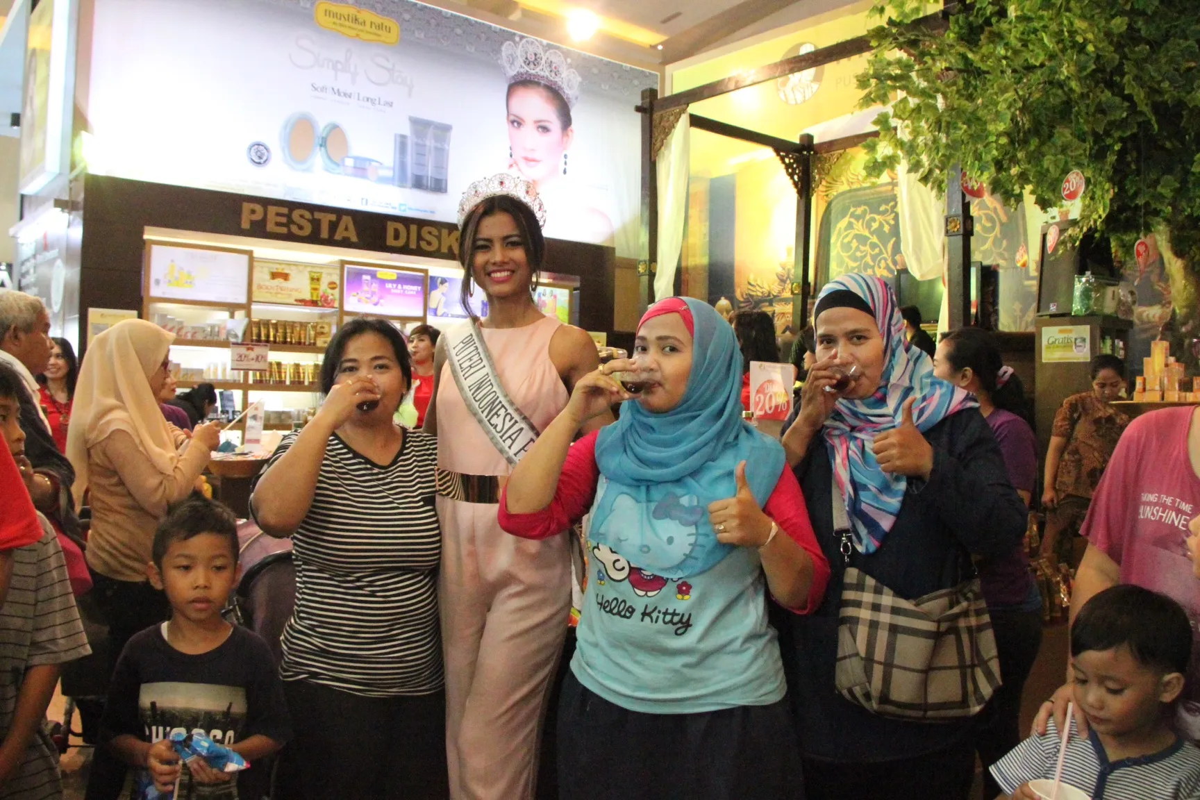 Acara minum jamu Gresya dan para tamu undangan / KapanLagi® - Hendra Gunawan