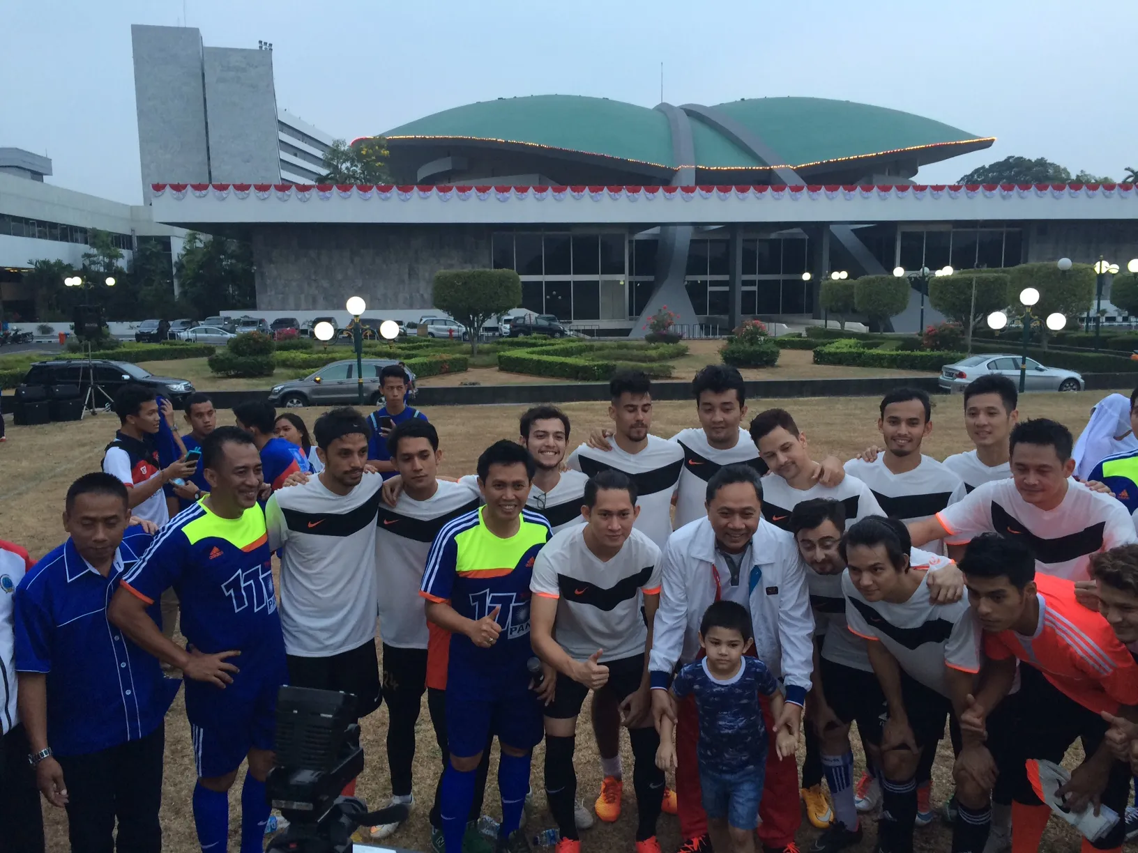 Para artis kalahkan dalam pertandingan persahabatan sepak bola. ©KapanLagi.com®/Hendra Gunawan