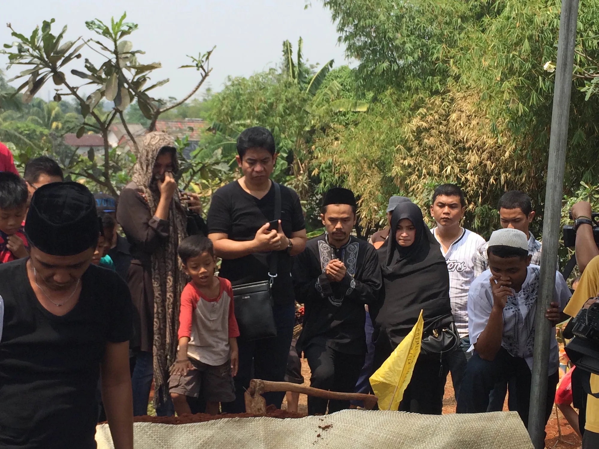 Sejumlah sahabat terlihat hadir di pemakaman ayah Deni Cagur. ©KapanLagi.com®/Fikry Alfi Rosyadi