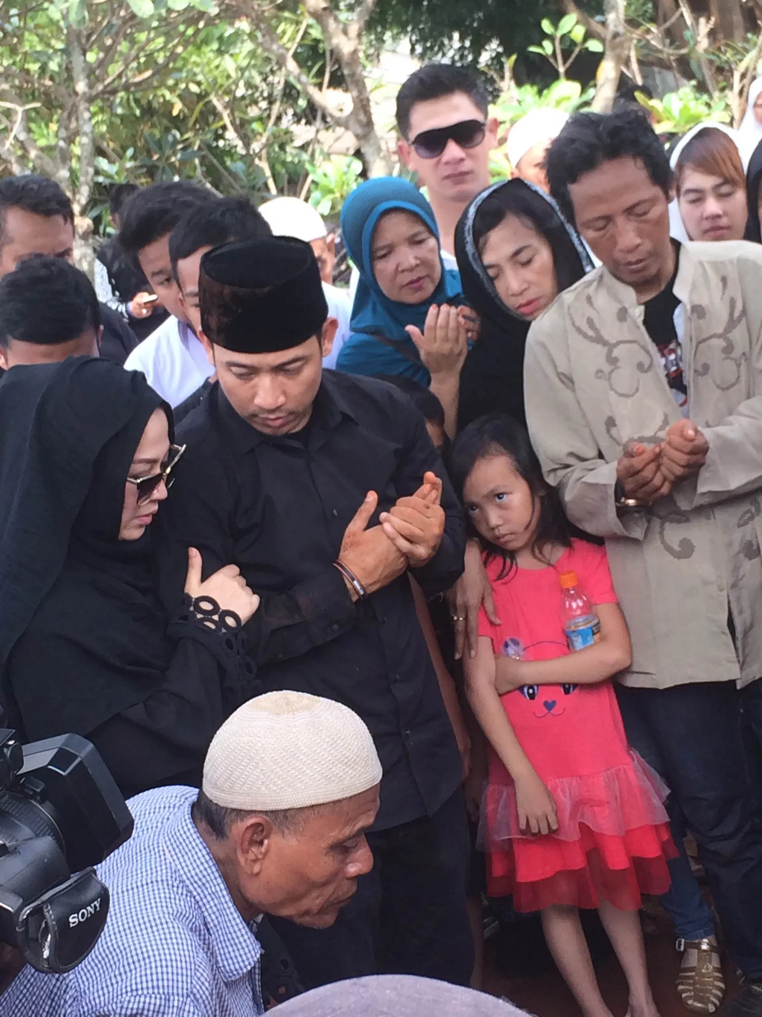Deni Cagur kehilangan almarhum ayahnya, Rodjali Bin Toto. ©KapanLagi.com®/Fikry Alfi Rosyadi