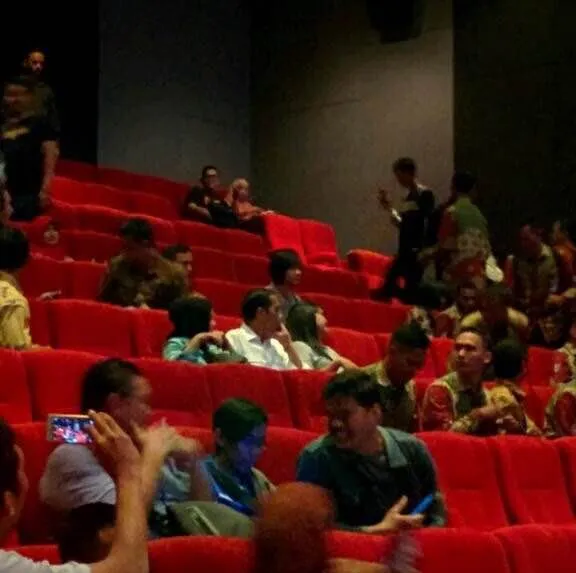 Inilah Presiden Jokowi kala menonton WARKOP DKI REBORN di Cinemaxx Lippo Plaza Bogor © istimewa