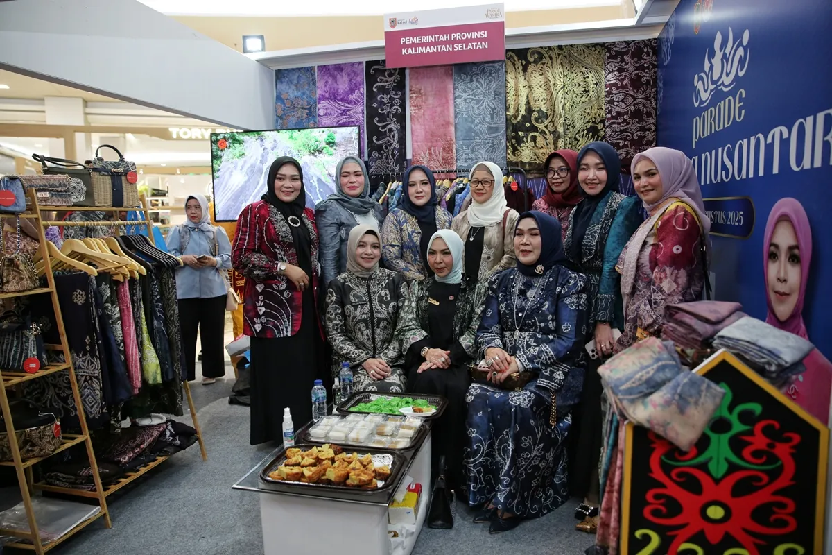 Sasirangan products at the South Kalimantan Provincial MSME booth at the Nusantara Textile Parade. (c) Adrian Putra/Fimela