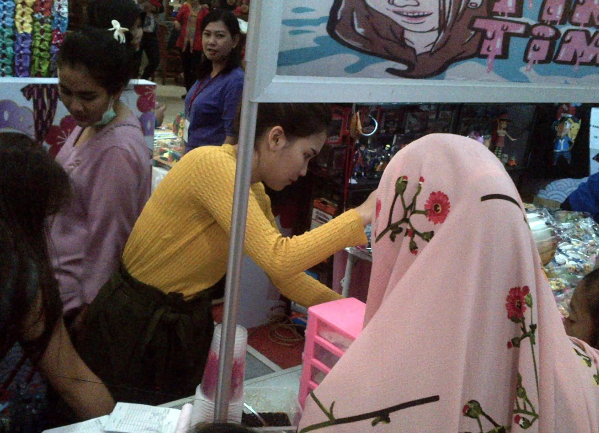 Ayu asik jualan milk ice © KapanLagi.com®/Abbas Aditya