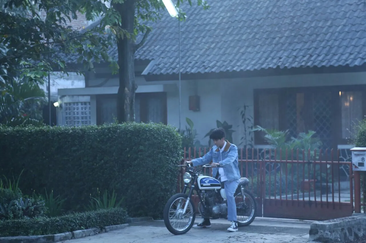 Suasana syuting Dilan, Iqbaal CJR mengendarai motor khas. 咄alcon Pictures/Max Pictures