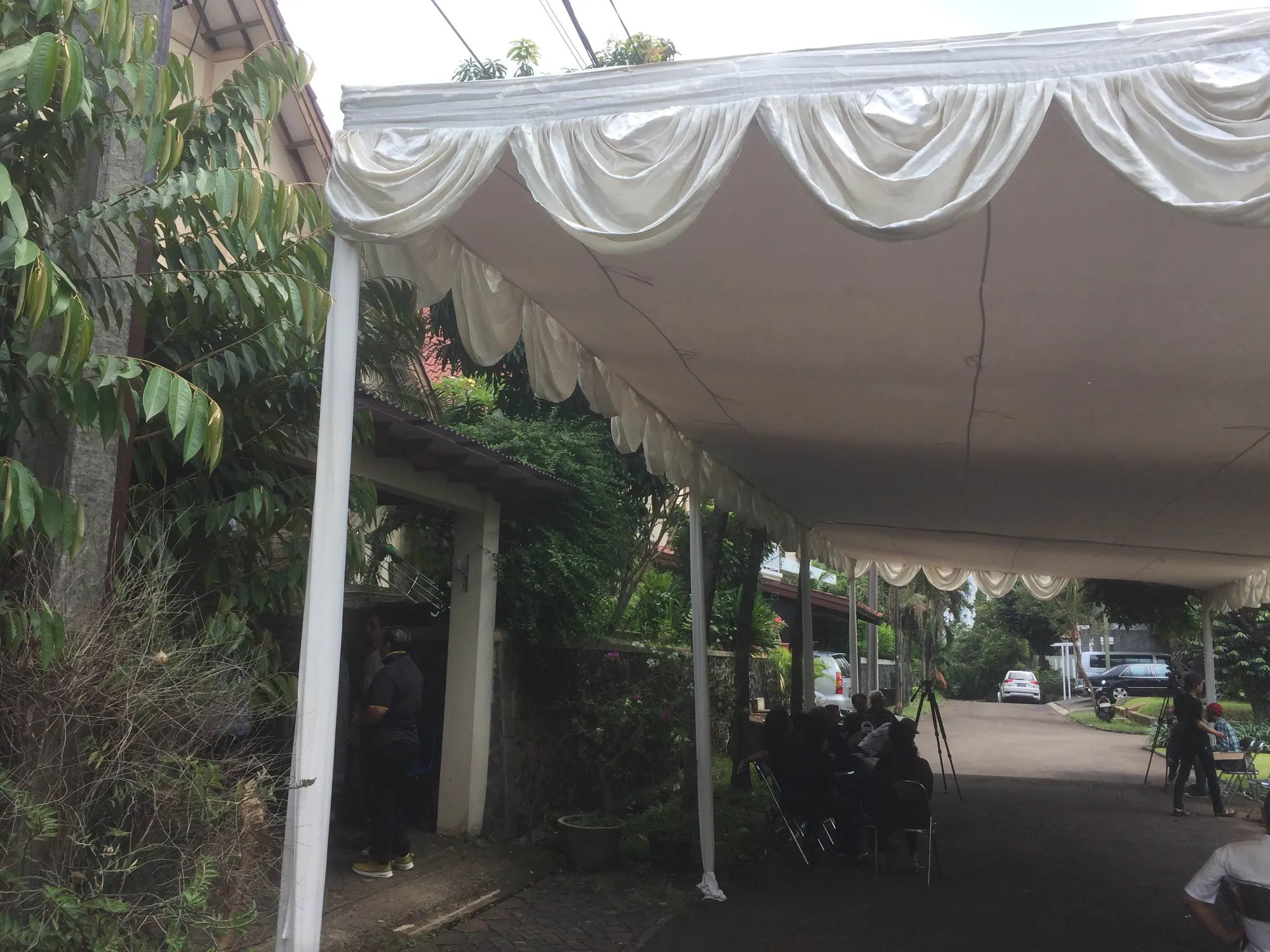 Tenda didirikan untuk menampung para pelayat yang datang untuk memberikan penghormatan terakhir pada penyanyi 80-an ini © KapanLagi.com/Mathias Purwanto