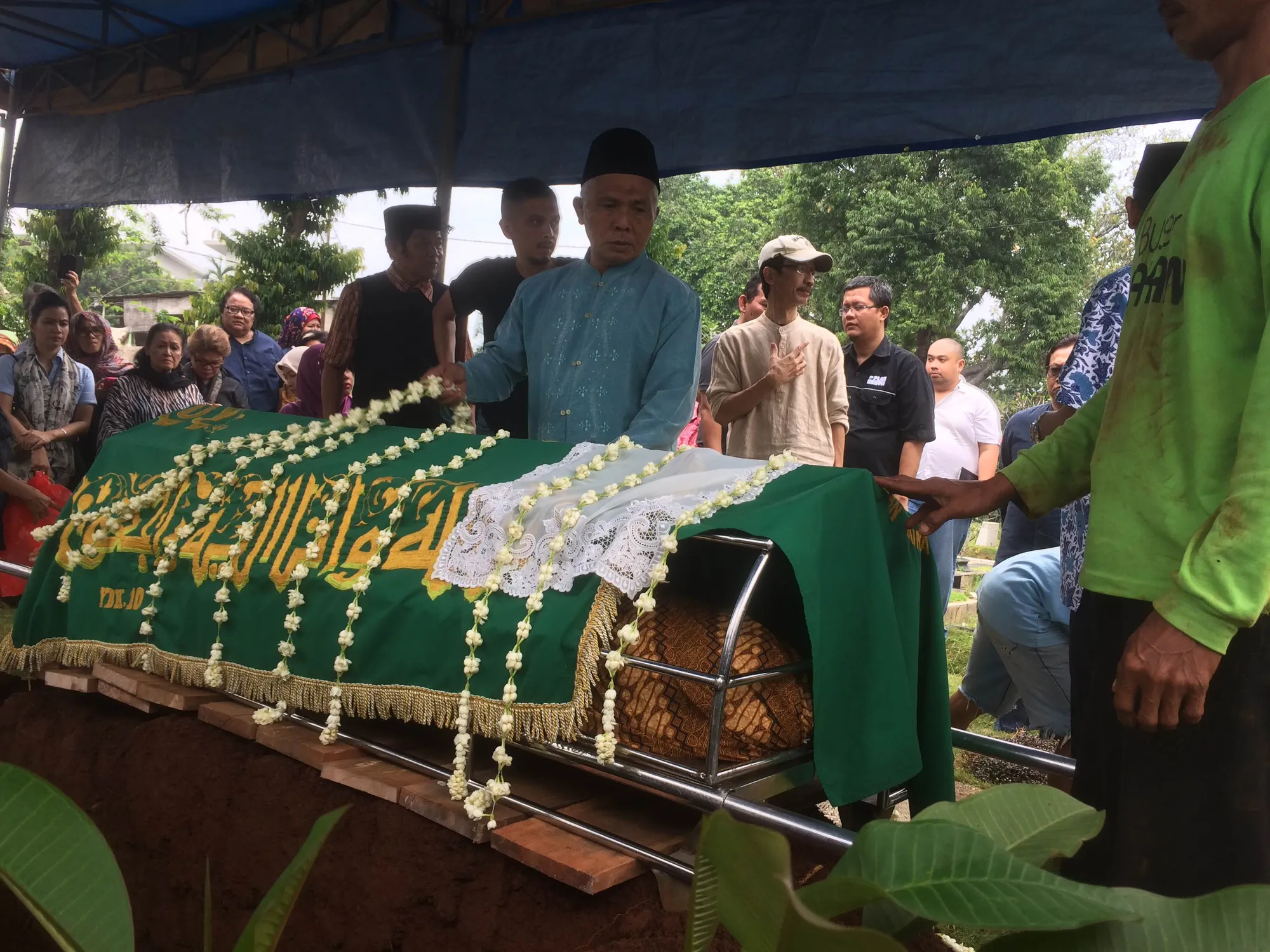 Prosesi diturunkannya jenazah ke pusara © KapanLagi.com/Mathias Purwanto