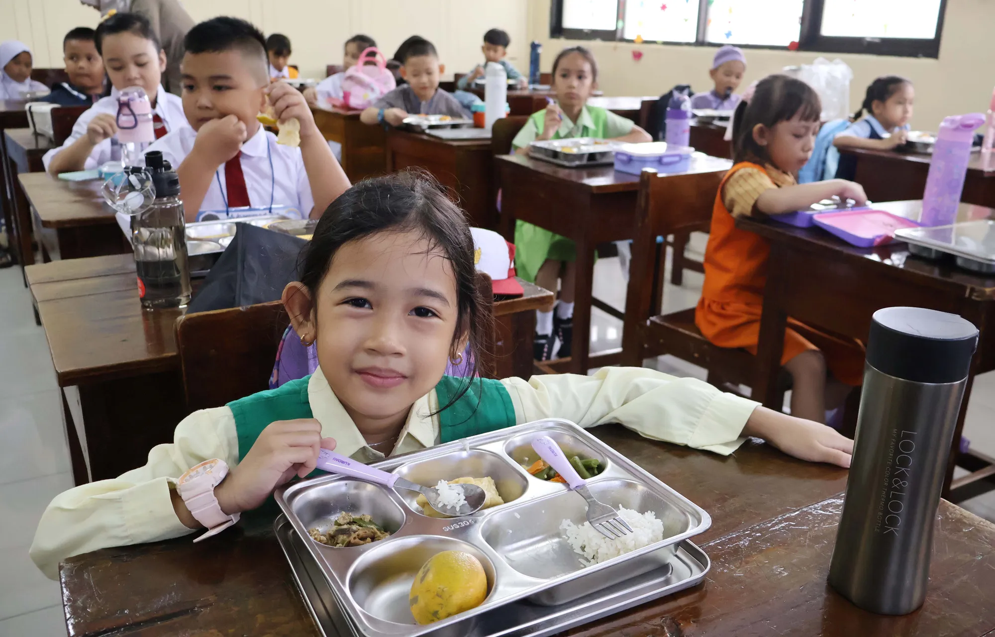 Pelajar sekolah tengah menikmati menu Makan Bergizi Gratis (MBG). (Sumber: BGN)