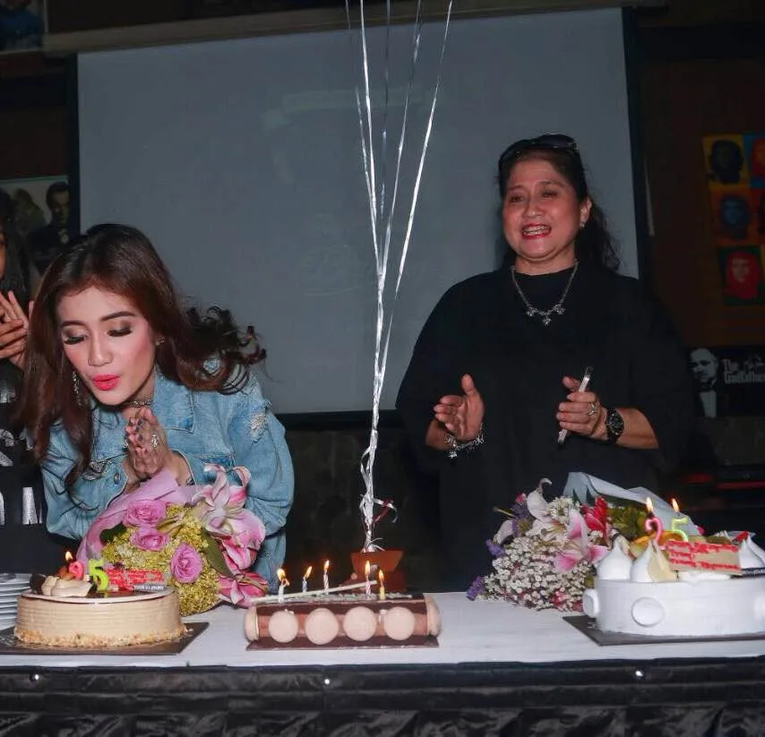 Saat Sindy meniup lilin ulang tahunnya © KapanLagi.com/Mathias Purwanto