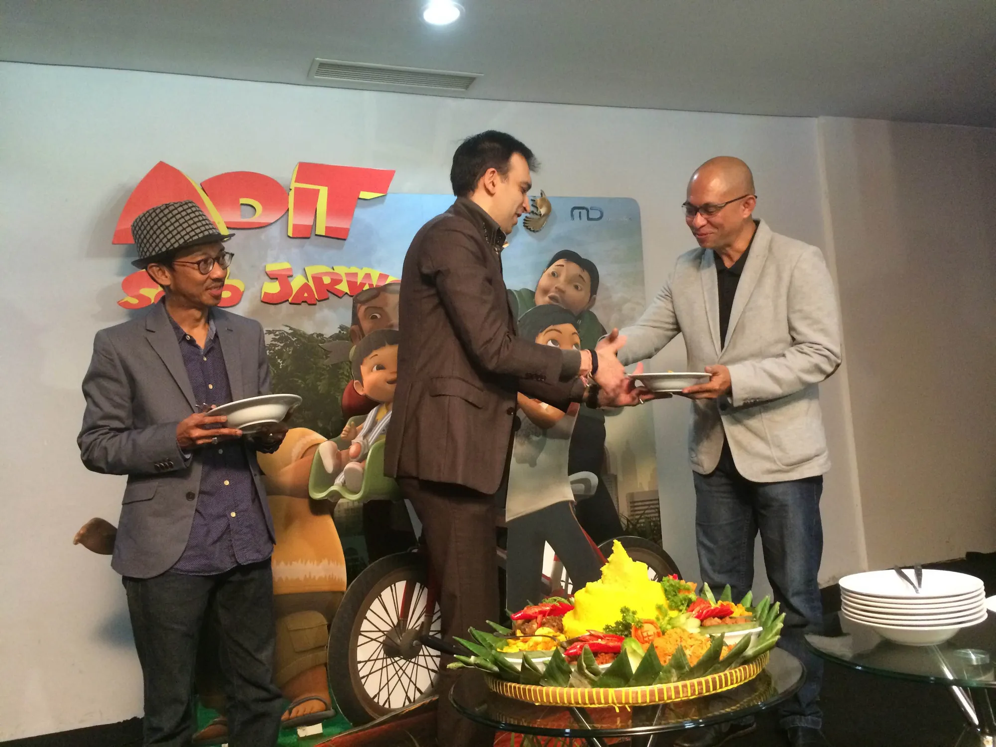Syukuran Manoj Punjabi atas kesuksesan Adit & Sopo jarwo/©KapanLagi.com®
