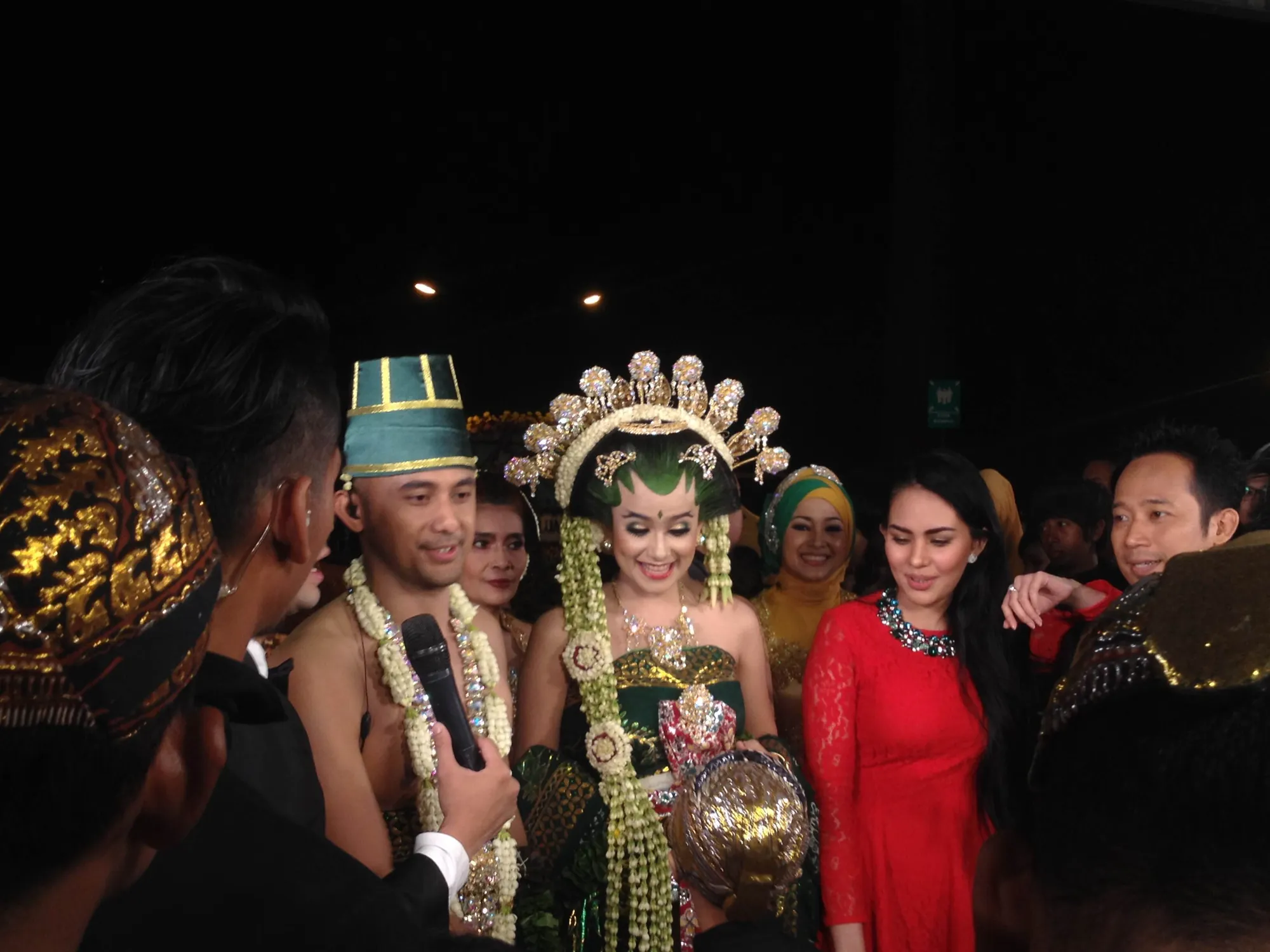 Penampilan Hengky Kurniawan dan Sonya Fatmala di resepsi pernikahan © KapanLagi.com®/Alfi Rosyadi