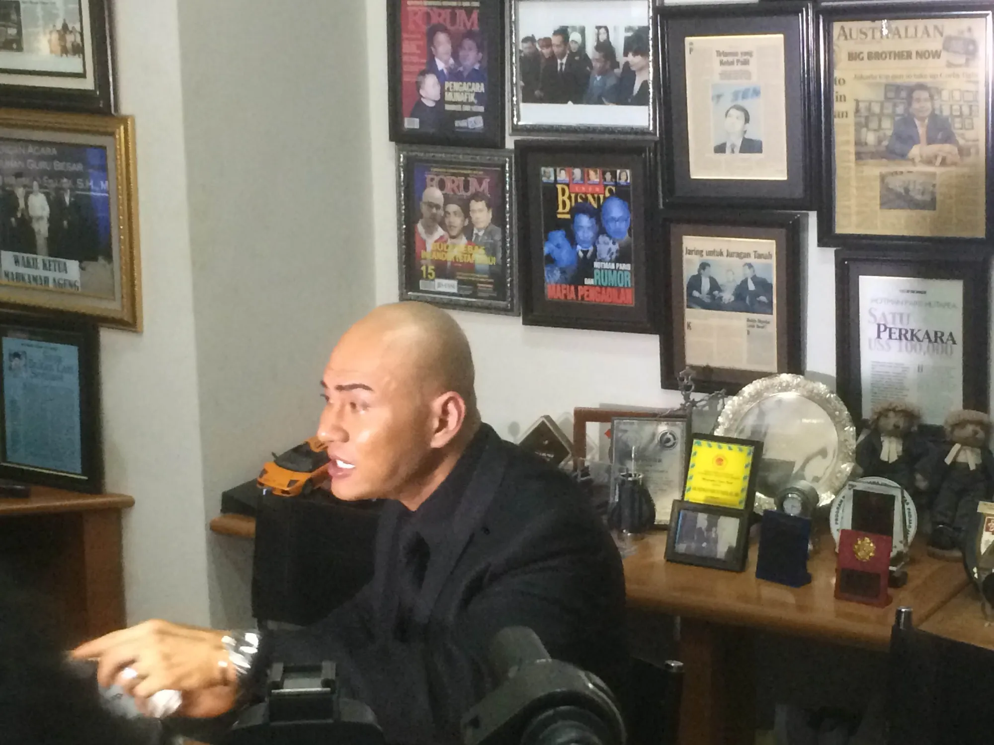 Deddy Corbuzier menangis setelah menceritakan keluhan Kiswinar kepadanya soal Mario Teguh © KapanLagi.com/Mathias Purwanto