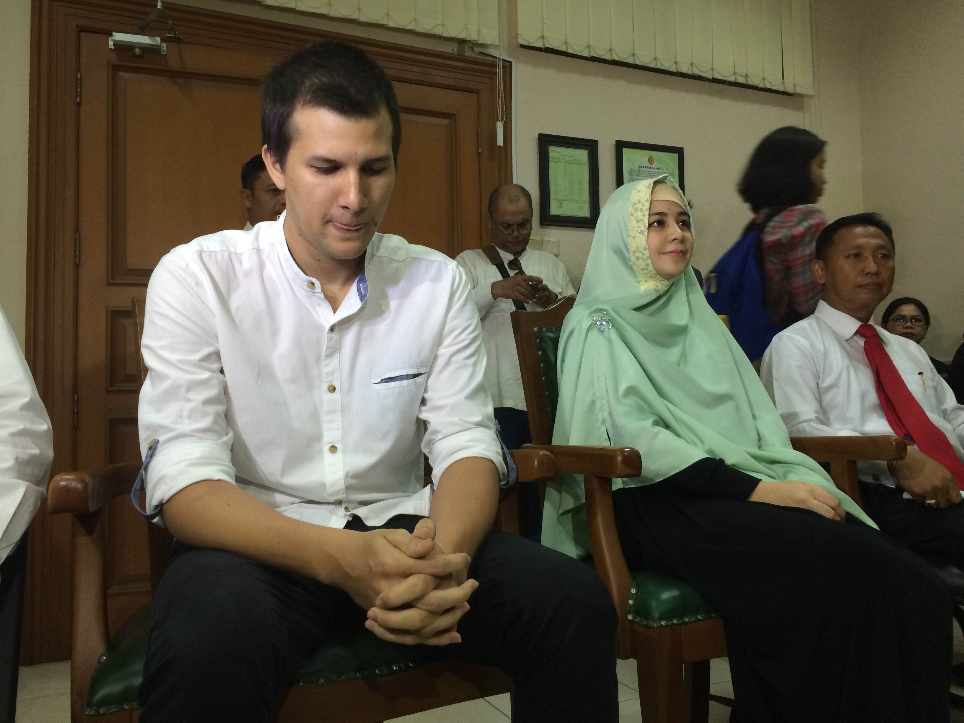 Sidang Cerai Perdana Jadi Kado Ulang Tahun Stuart Collin 