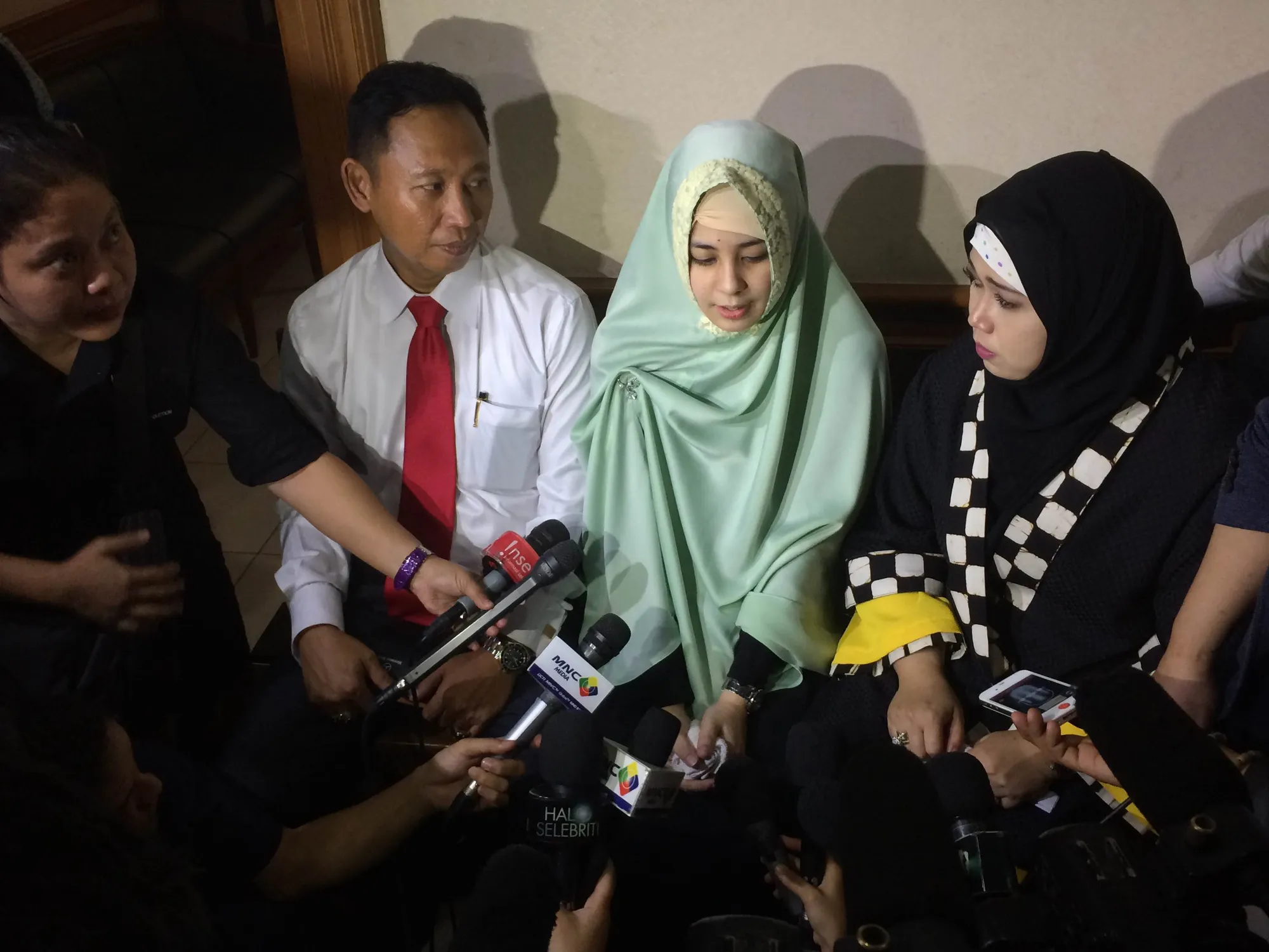 Bertemu di mediasi, Stuart Collin elus perut Risty Tagor/©KapanLagi.com®