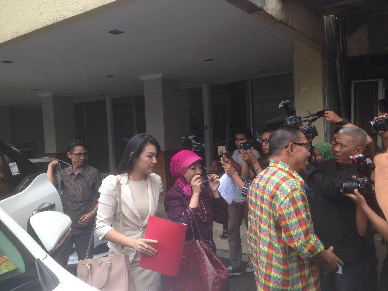 Kiswinar, Aryani dan kuasa hukumnya datangi Polda Metro Jaya melaporkan tindakan pencemaran baik yang dilakukan oleh Mario Teguh © KapanLagi.com/Mathias Purwanto