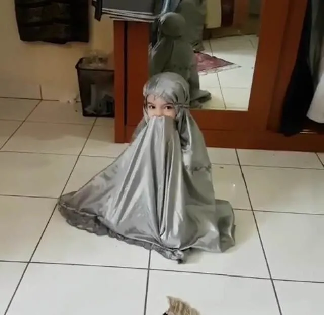 Melihat Ines salat, begini aksi Sienna saat memakai mukena milik ibu barunya © instagram.com/nesyanabila