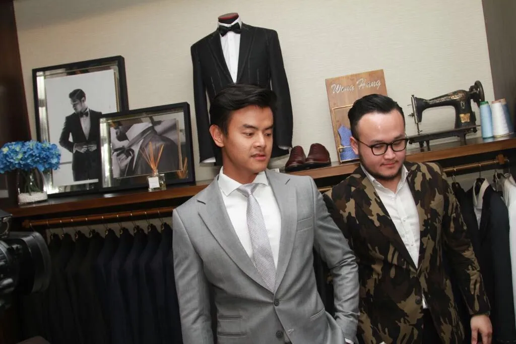 Dion jalani fitting baju © KapanLagi.com®/Abbas Aditya