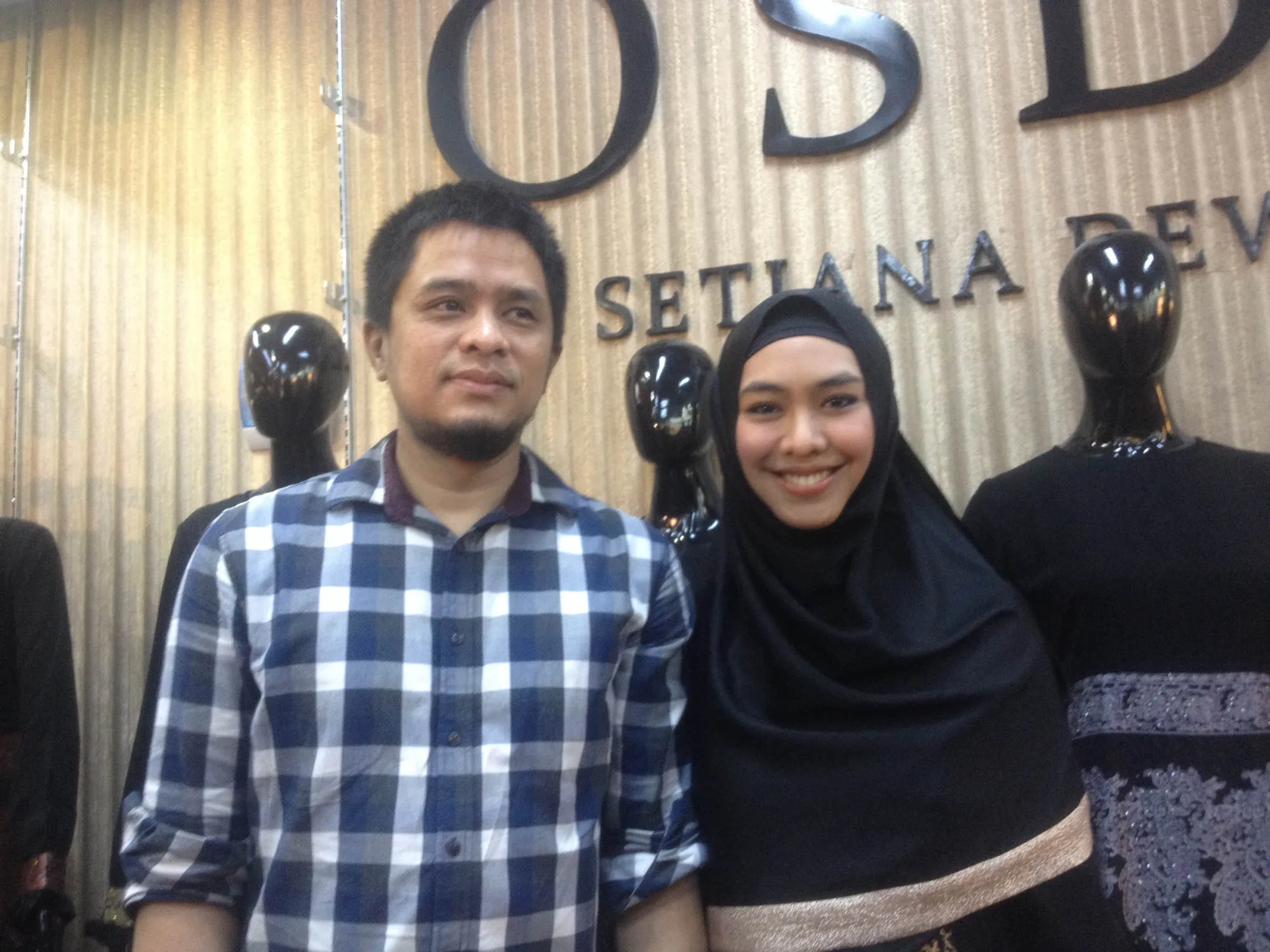 Oki dan suami ketika ditemui di Thamrin City © KapanLagi.com®/Fikri Alfi Rosyadi