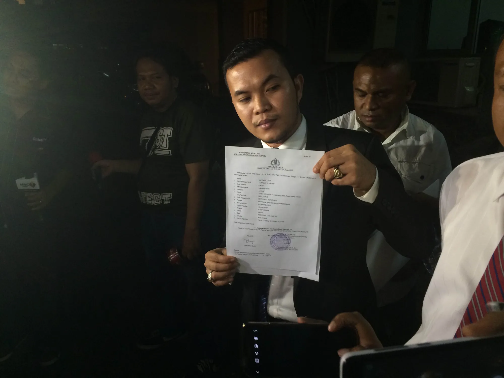 Kuasa hukum Limbad tunjukkan bukti laporan untuk Ibrahim © KapanLagi.com®/Mathias Purwanto