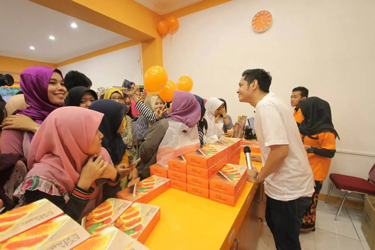 Dude jadi model video klip sekaligus promo bisnisnya © KapanLagi.com®/Mathias Purwanto