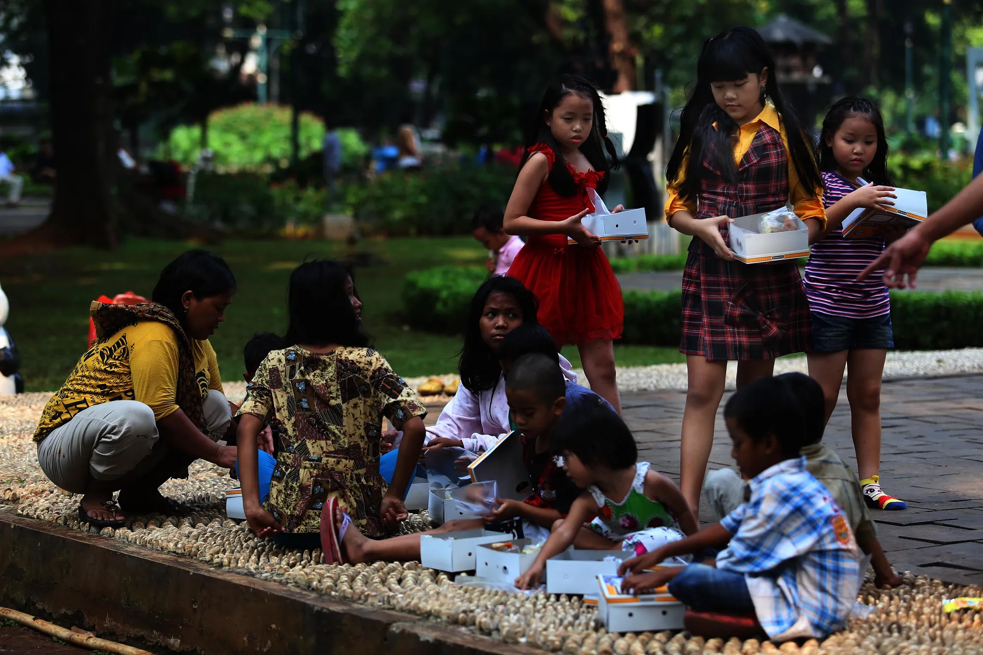 Patrica bersyukur dengan berbagi bersama sesama setelah lulus SD. ©KapanLagi.com®/Budy Santoso